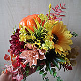 Осіння композиція з гарбузом, квітами та ягодами., фото 3