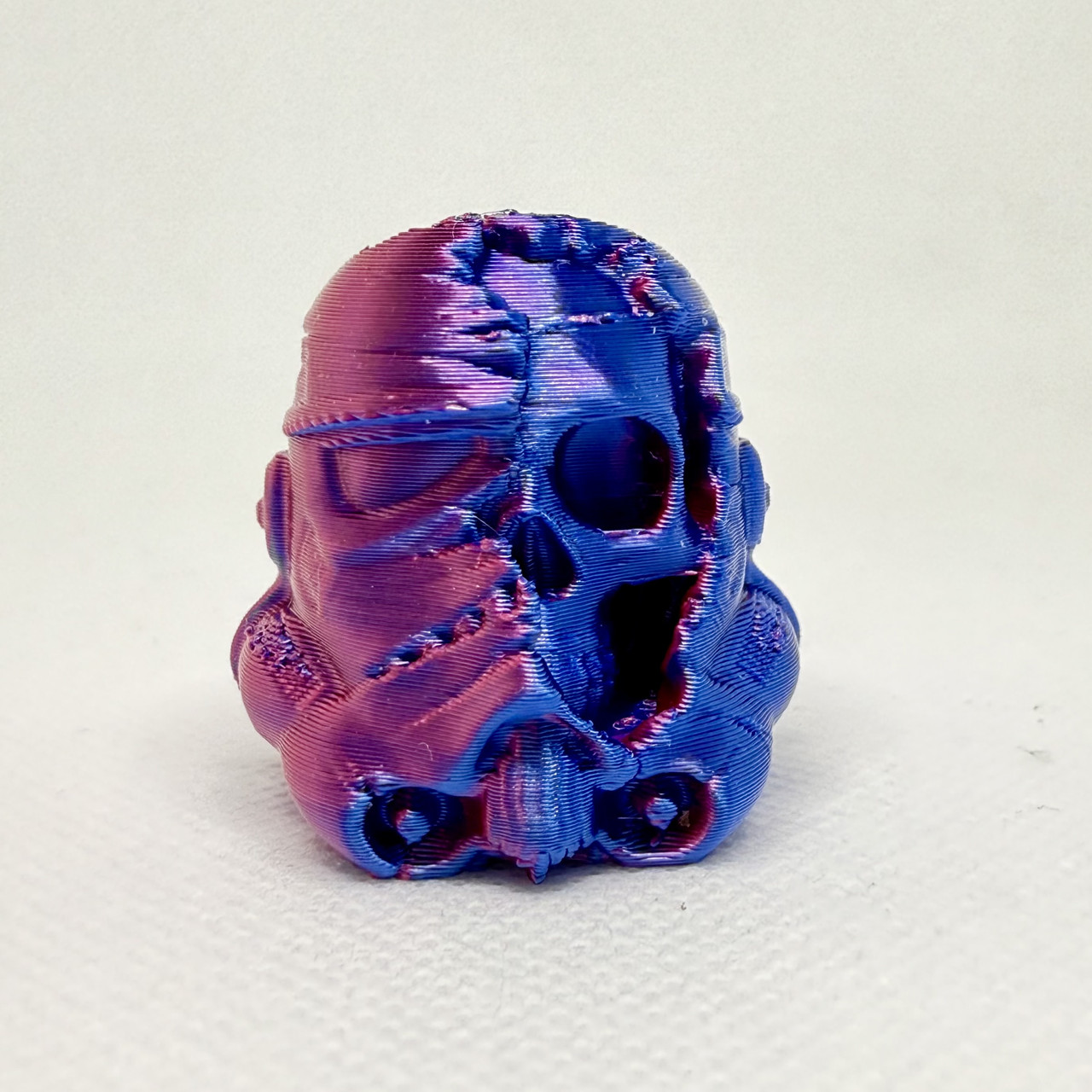 Череп у шоломі штурмовика – 3D-друкований брелок з двоколірного пластику, фото 1