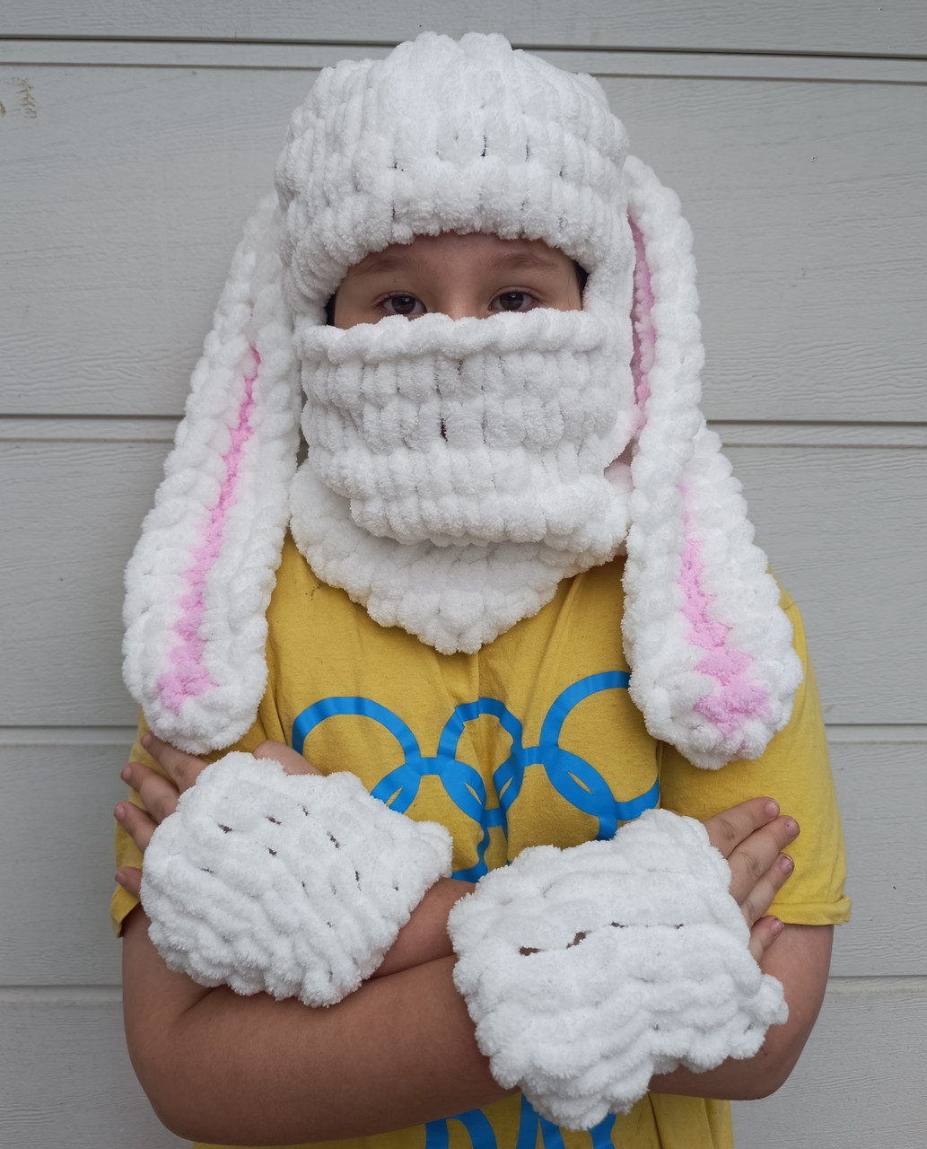 Біла шапка-балаклава з довгими вухами