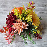 Осіння композиція з гарбузом, квітами та ягодами., фото 4