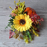 Осіння композиція з гарбузом, квітами та ягодами.