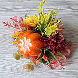 Осіння композиція з гарбузом, квітами та ягодами., фото 6