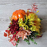Осіння композиція з гарбузом, квітами та ягодами., фото 5