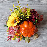 Осіння композиція з гарбузом, квітами та ягодами., фото 2