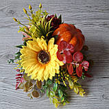 Осіння композиція з гарбузом, квітами та ягодами., фото 7