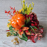 Осіння композиція з гарбузом, квітами та ягодами., фото 8