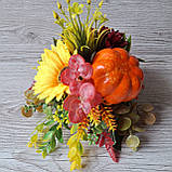 Осіння композиція з гарбузом, квітами та ягодами., фото 9