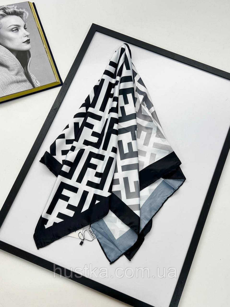 Шовкова брендова хустка Fendi градієнт 90*90 см чорно-білий ручна обробка краю