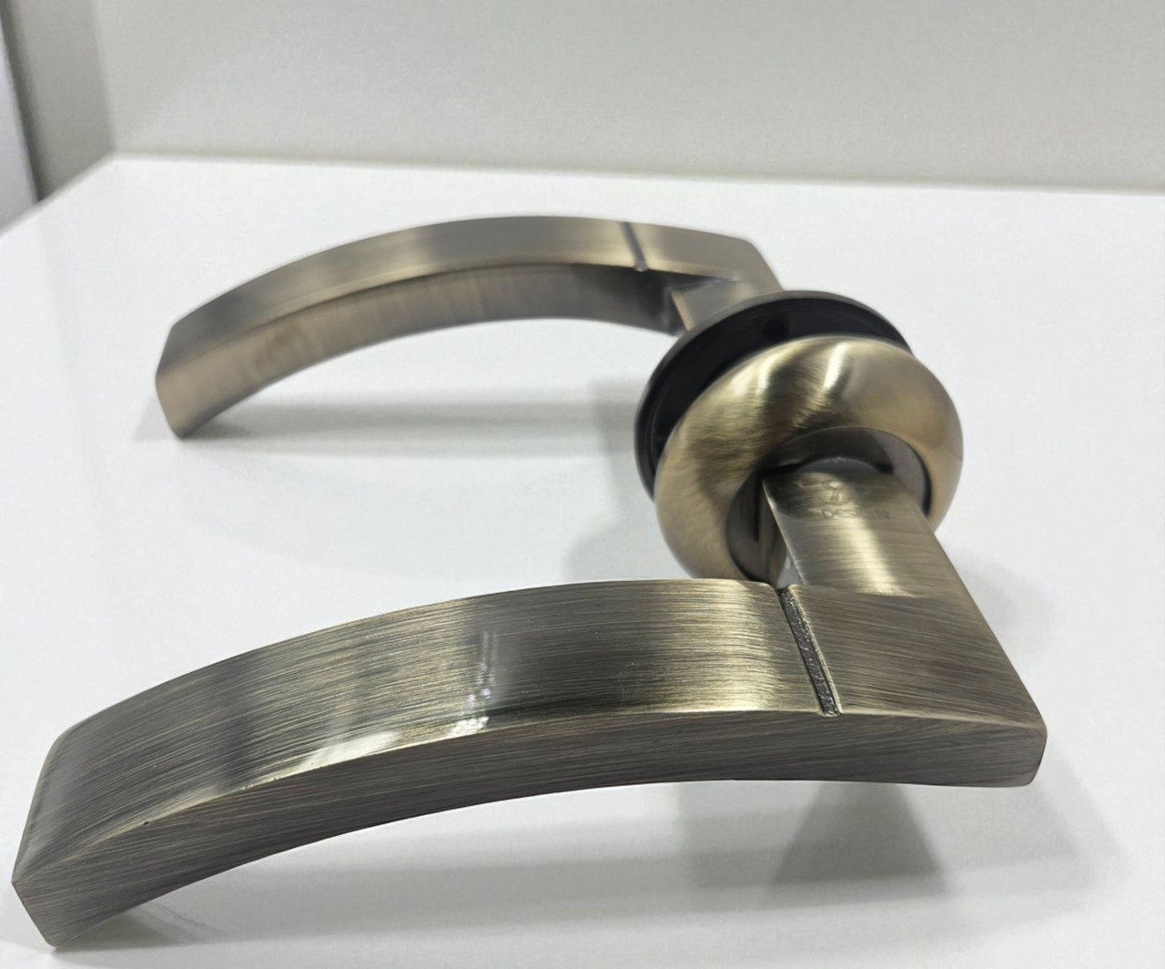 Дверні ручки для міжкімнатних (вхідних) дверей на круглій розетці SAP Design PRIORA 026 AL AB