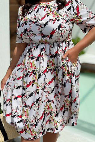 Сукня батал в талії гумка біла з квітковим малюнком софт, фото 2
