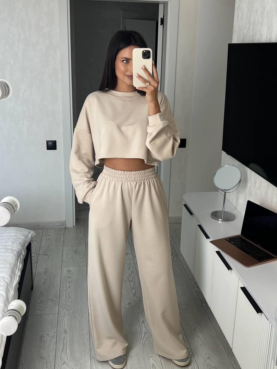 Жіночий спортивний костюм з широкими штанами та укороченим світшотом, фото 1