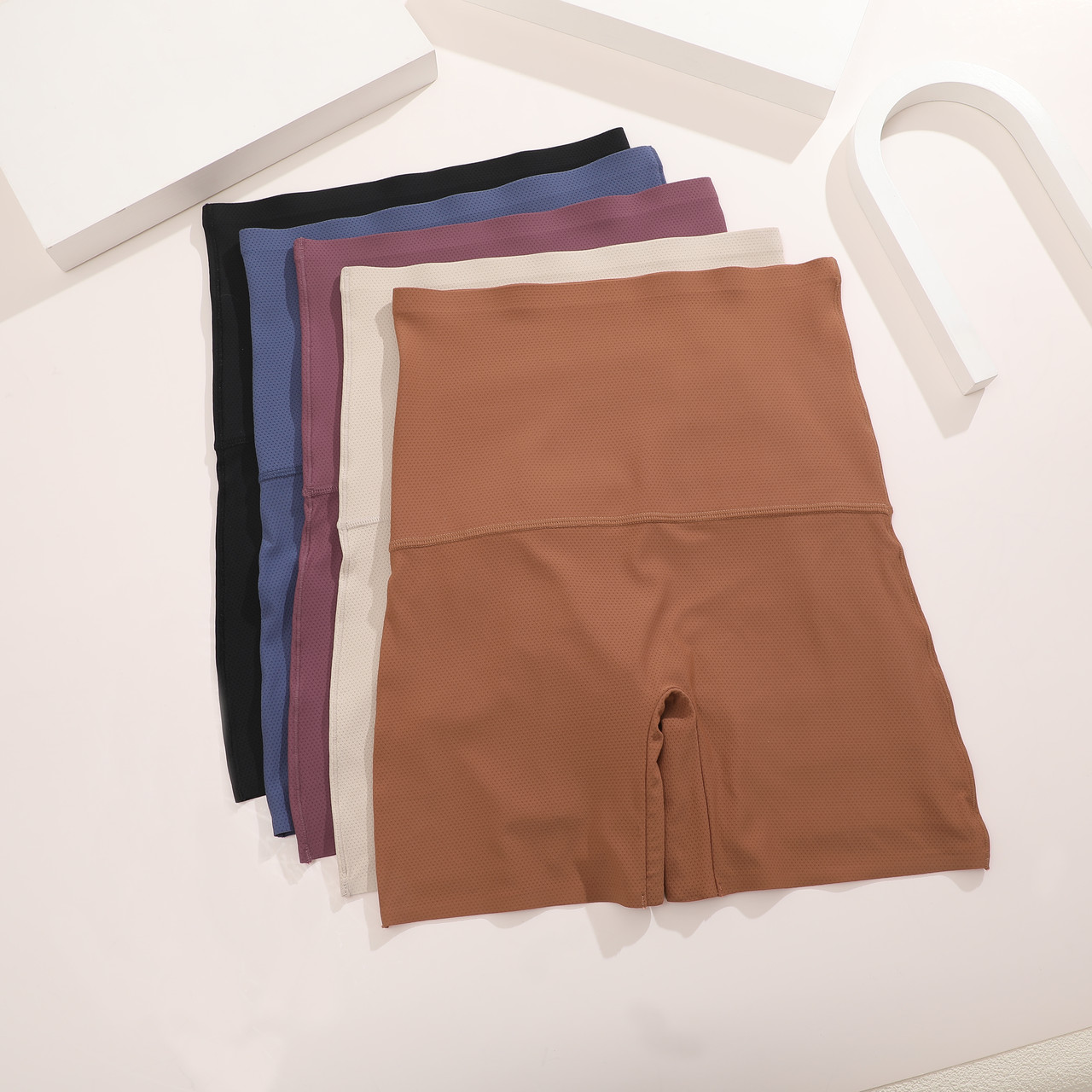 Перфоровані шортики з широким поясом