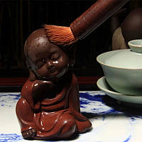 Чайна фігурка маленький ченців 9 см х 6.8 см фіолетова глина, ручна робота коричневий морквяний