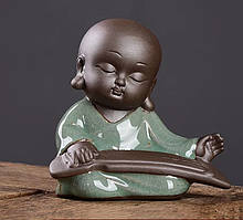 Чайна фігурка маленький будда грає на Гуцинь 7.4 см фіолетова глина, ручна робота коричневий зелений