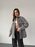 Сіра утеплена жіноча куртка-сорочка з букле на кнопках, фото 3