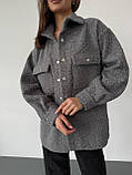 Сіра утеплена жіноча куртка-сорочка з букле на кнопках, фото 4