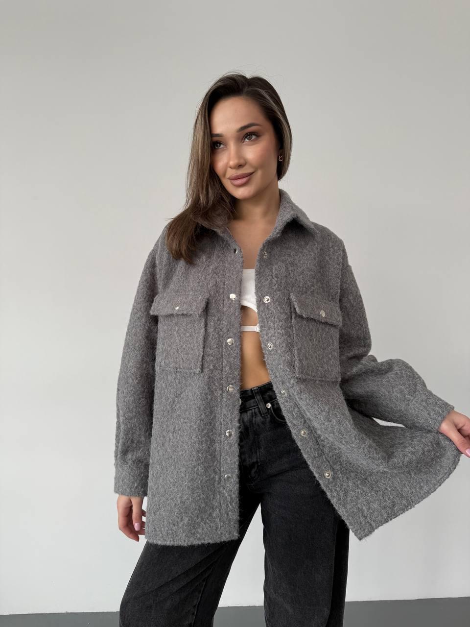 Сіра утеплена жіноча куртка-сорочка з букле на кнопках, фото 1