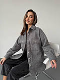 Сіра утеплена жіноча куртка-сорочка з букле на кнопках, фото 5