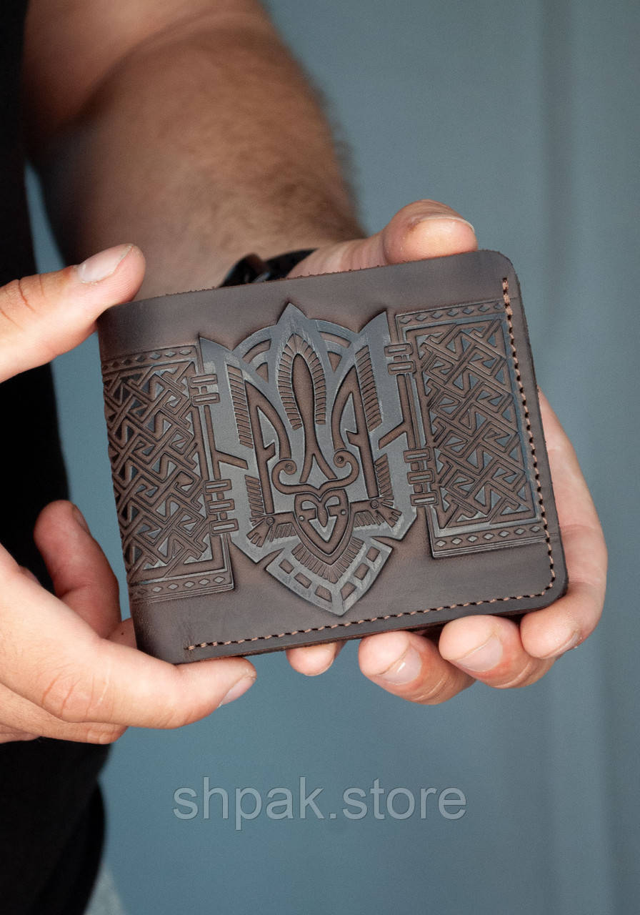 Маленький гаманець чоловічий шкіряний темно-коричневий тиснення Тризуб, біфолд без застібки, гаманець мінімалізм, фото 1