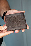 Маленький гаманець чоловічий шкіряний темно-коричневий тиснення Тризуб, біфолд без застібки, гаманець мінімалізм, фото 2