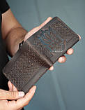 Маленький гаманець чоловічий шкіряний темно-коричневий тиснення Тризуб, біфолд без застібки, гаманець мінімалізм, фото 3