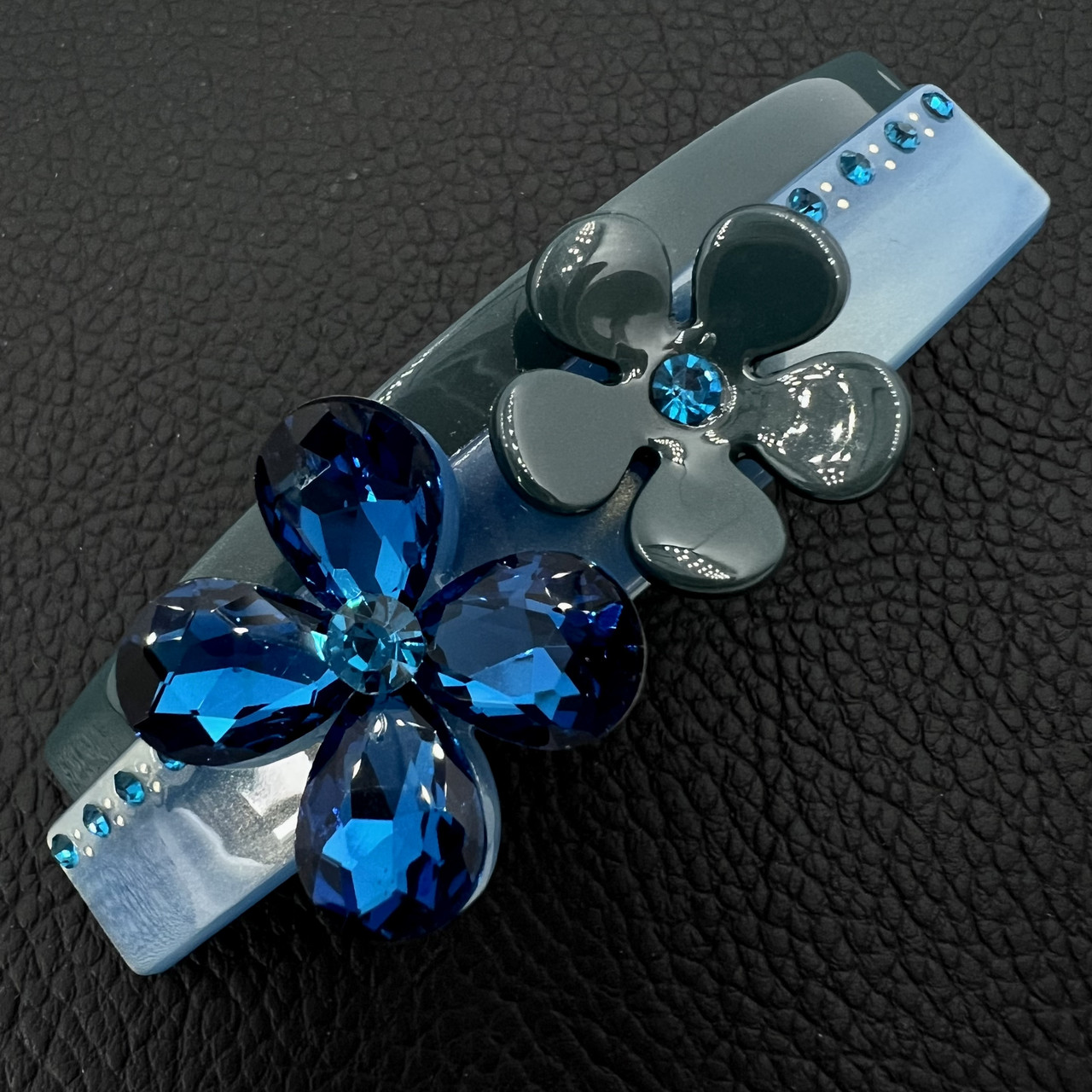 Шпилька автомат пВх для волосся з квітами та стразами синього бірюзового кольору довжина 9 см висота 2.5 см