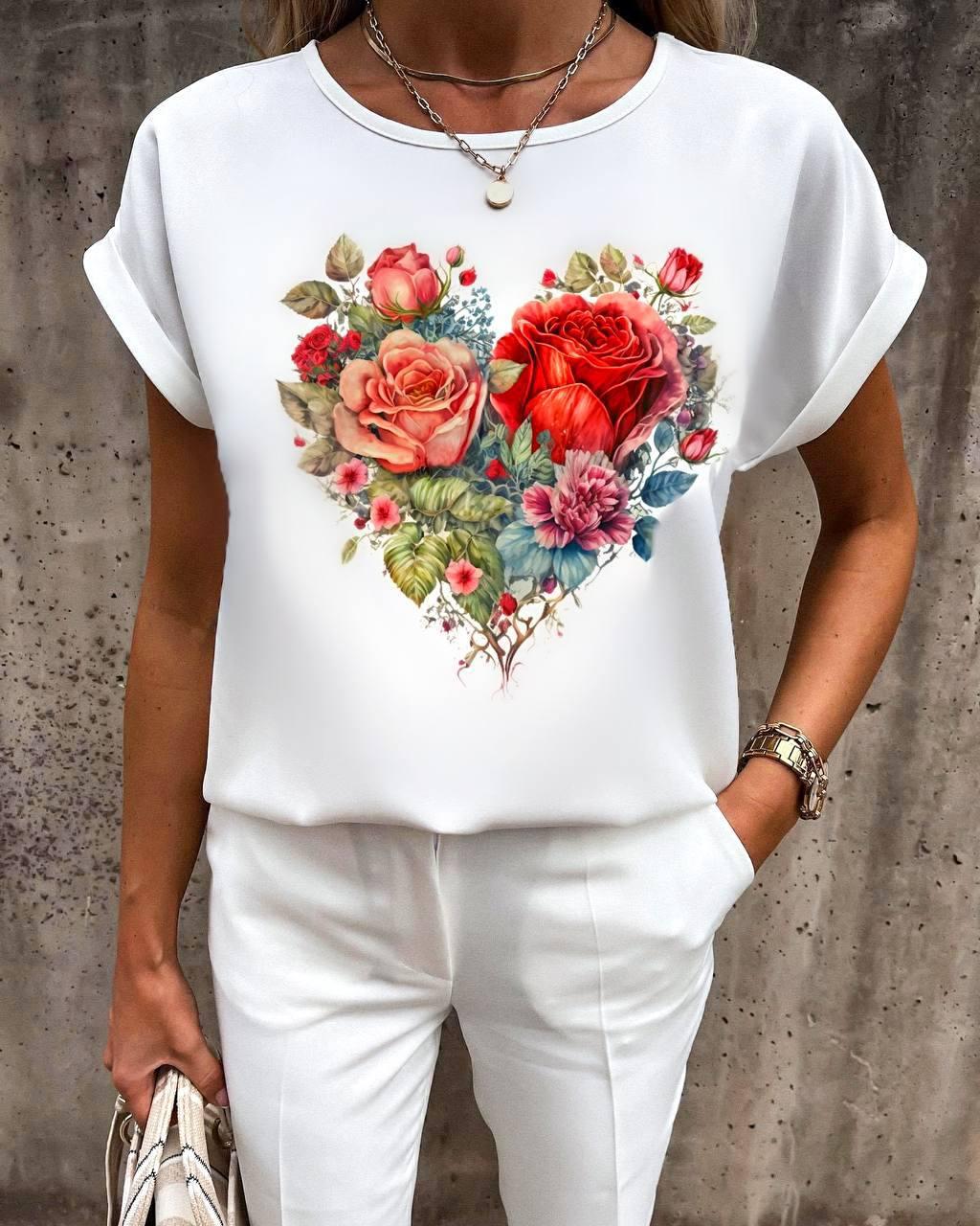 Жіноча біла блуза з короткими рукавами та яскравим принтом на грудях (р. 42-52) 27131103, фото 1