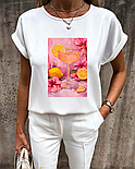 Жіноча біла блуза з короткими рукавами та яскравим принтом на грудях (р. 42-52) 27131103, фото 4