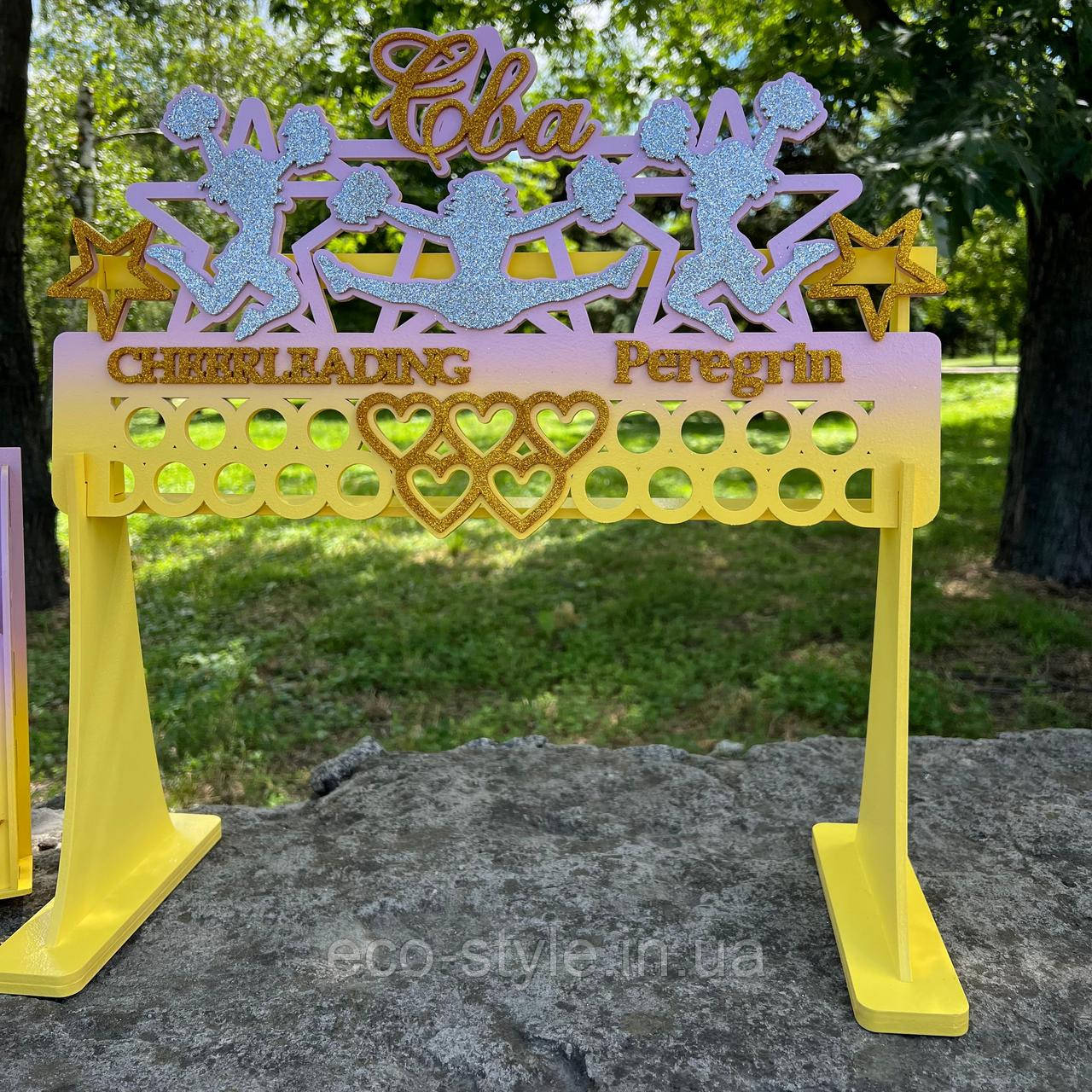 Медальниця на підставці. Медальниця для чирлідера. Медальниця з поличкою для кубків. Холдер для нагород, фото 1