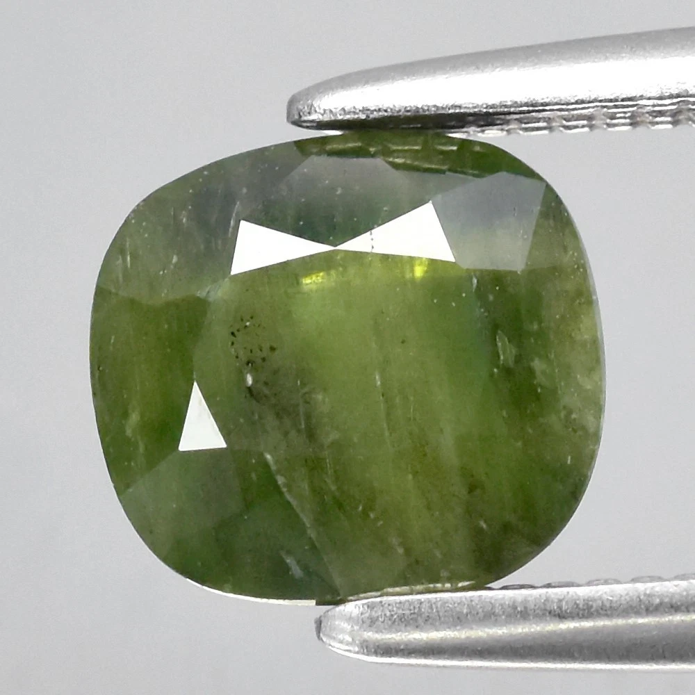 1.03 кт. Природний зелений сапфір без скла, тільки нагрівання