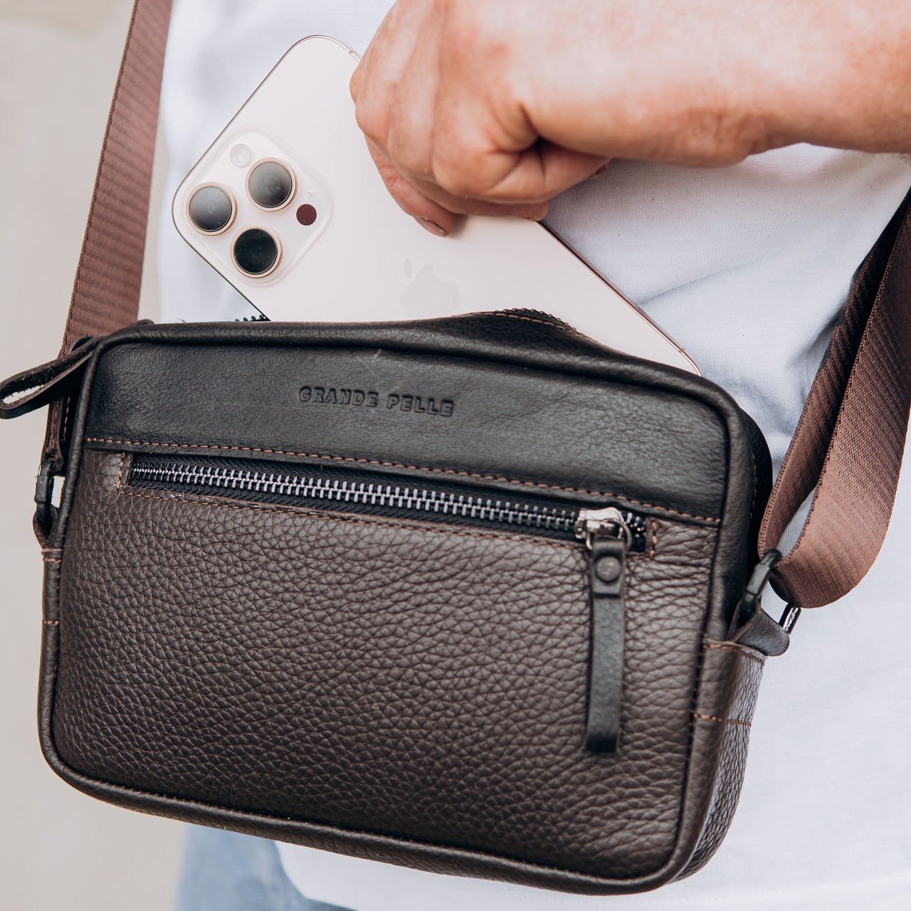 Чоловіча сумка коричнева Grande Pelle повсякденна міська барсетка з натуральної шкіри з ременем через плече