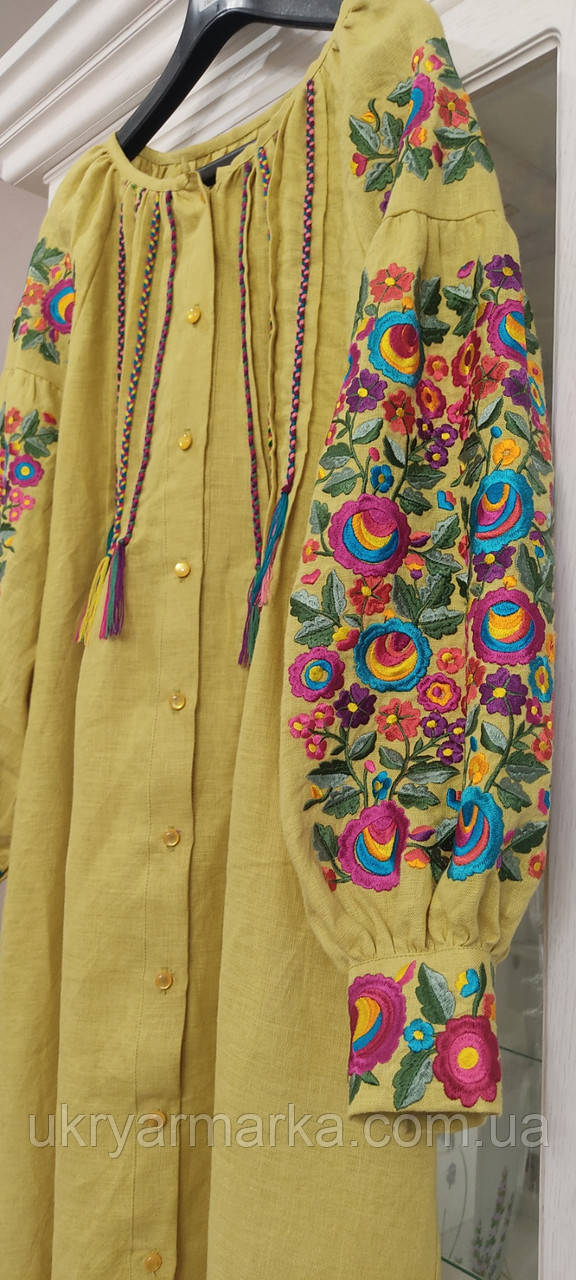 Гірчична сукня на гудзиках з вишитими рукавами "Квітучий мед"