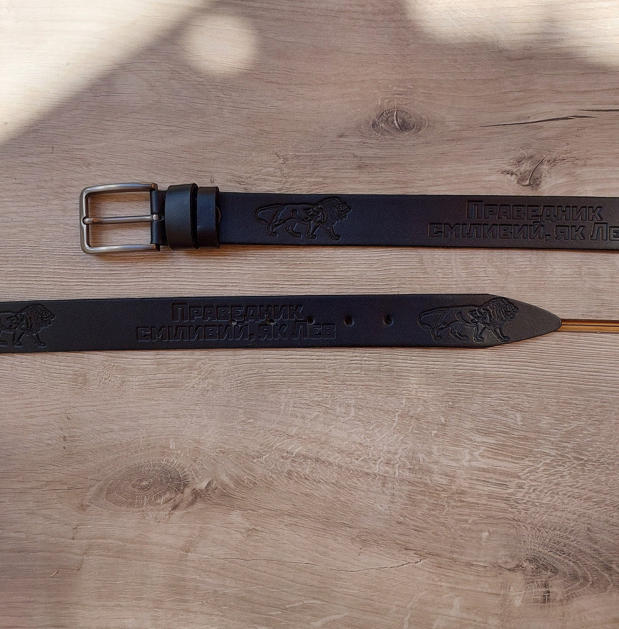 Ремінь шкіряний з написом: " Праведник сміливий, як лев ", чорний.