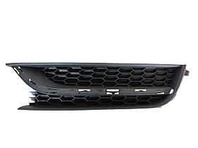Решітка бампера без ПТФ ліва VW Passat 12-15 561853665E9B9