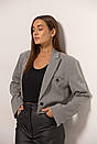 Укорочений жіночий жакет сірий в тонку смужку MKAR69226-3, фото 2