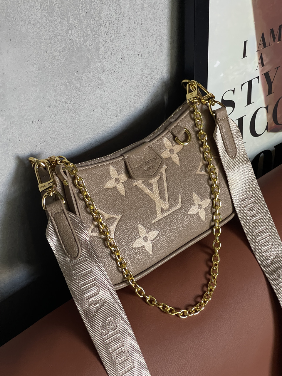 Жіноча сумка Louis Vuitton Bolsa Easy Pouch On Strap клатч бежевий + лого через плечі, фото 1