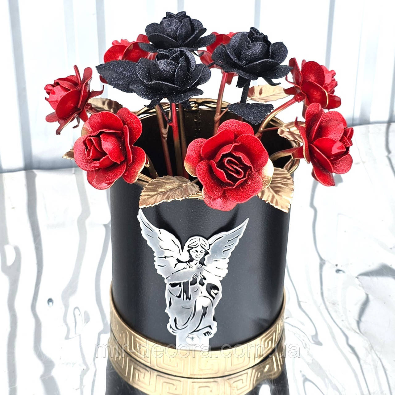 Кована ваза Ангел "червоно чорні", букет воїну, ваза Герою України, ваза на Алею Слави.
