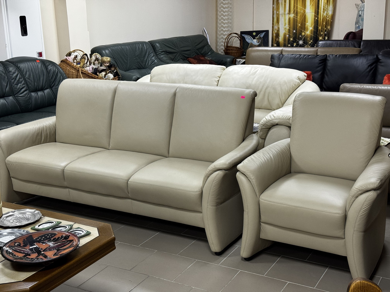 Шкіряний диван та крісло бежевого кольору, фото 1