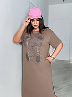 Сукня-футболка колір мокко з ведмедиком зі стразів великого розміру Розмір: 50-52, 54-56, 58-60