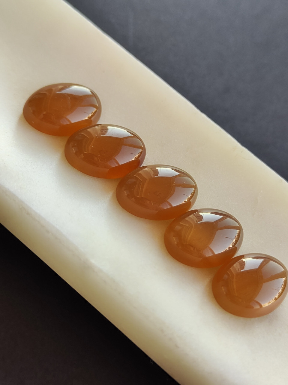 Кабошон овал з сердоліку. Камінь без оправи для ваших прикрас. Сердолік натуральний. Розмір 18*13*6.5 мм., фото 1