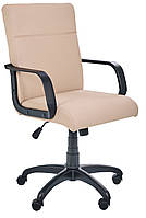 Офісне крісло бежеве Фаворит на механізмі гойдання Tilt для працівників і керівників офісу AMF
