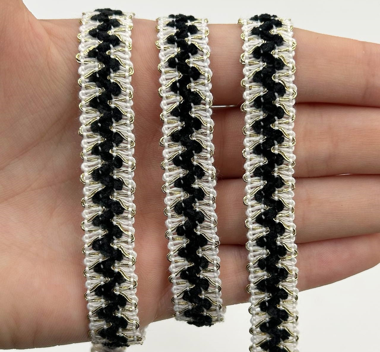 Тесьма декоративна / 1,1 см / 1 метр / В'язаний / Чорно-Білий Золото, фото 1