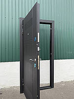 Вхідні двері з посиленим захистом для приватного дому