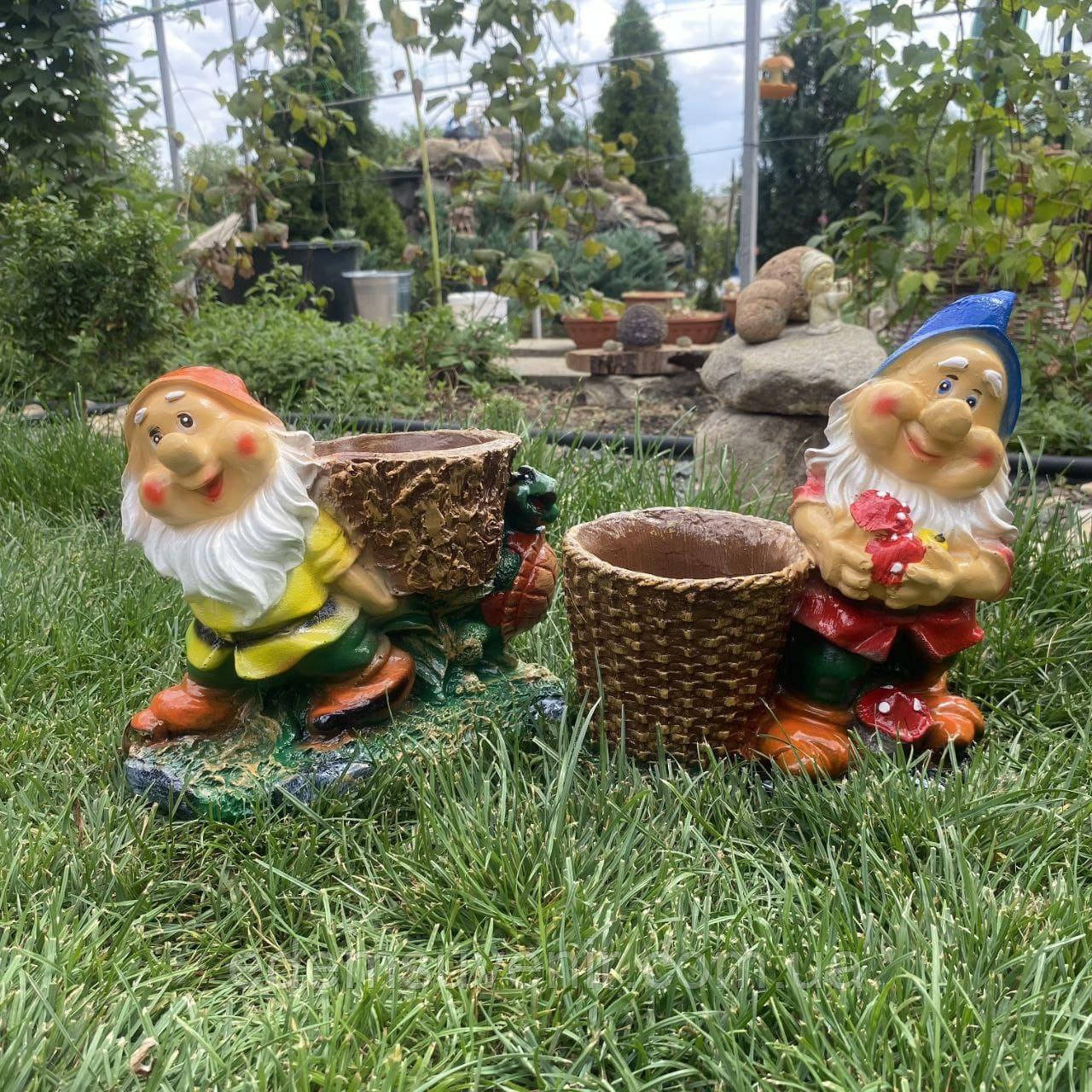Садові фігури-кашпо (комплект): Гном з черепашкою (24×13×20 см) та Гном з кошиком (23×21×11 см) — декоративні кашпо