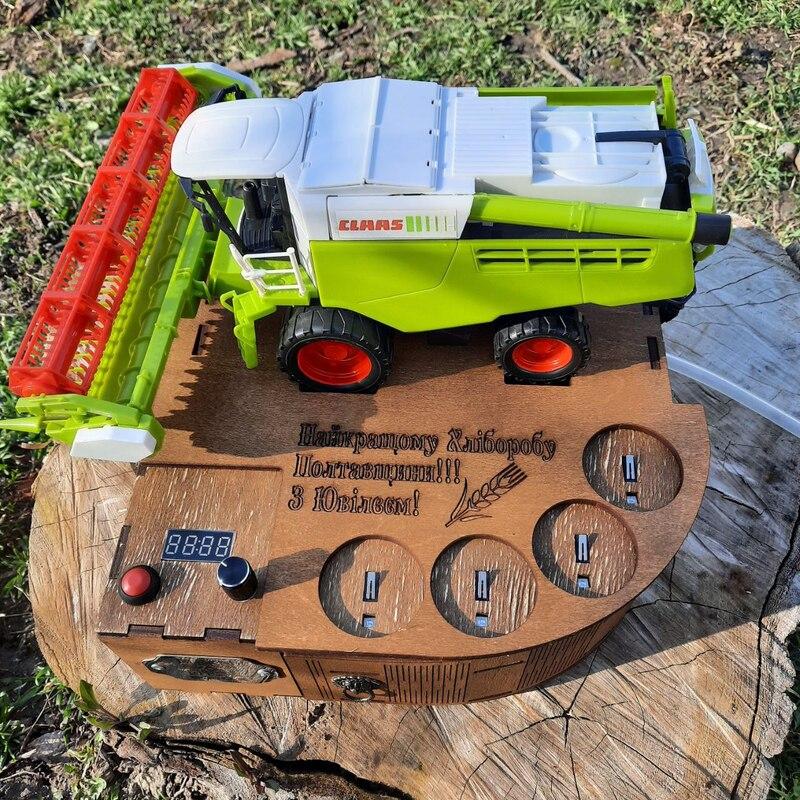 Наливатор для алкоголю Комбайнер автоматичний на 4 чарки з гравіюванням, фото 1