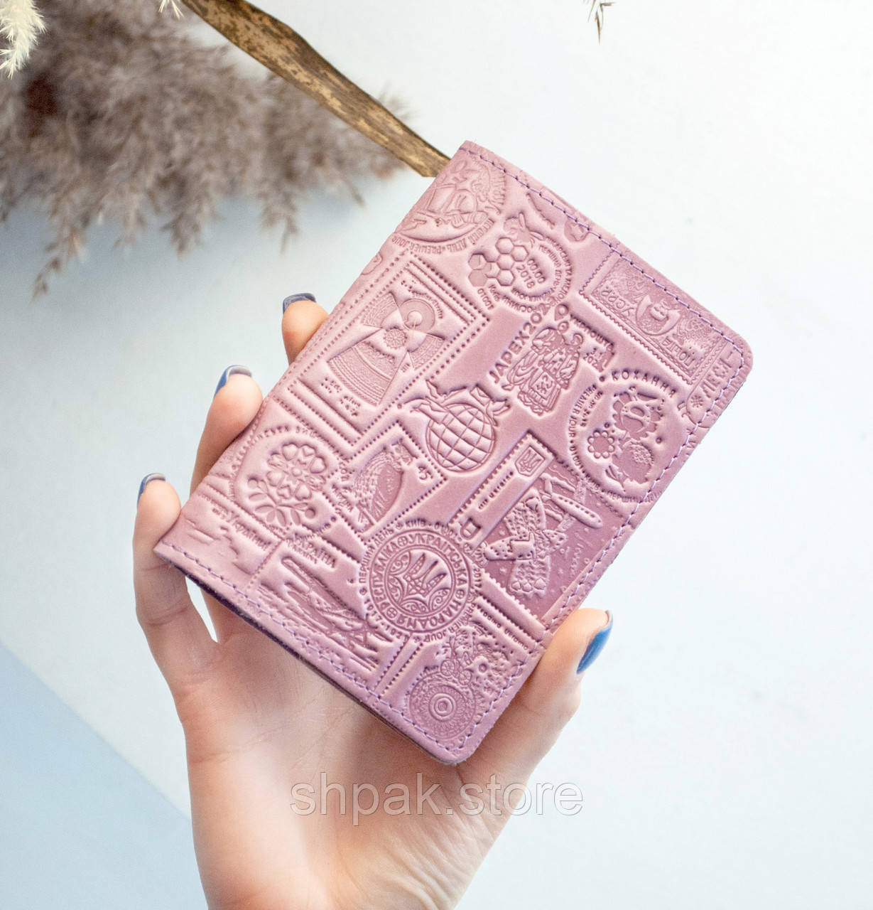 Обкладинка для паспорта жіноча шкіряна розова з тисненням Марки та штемпелі України, фото 1