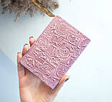Обкладинка для паспорта жіноча шкіряна розова з тисненням Марки та штемпелі України, фото 2