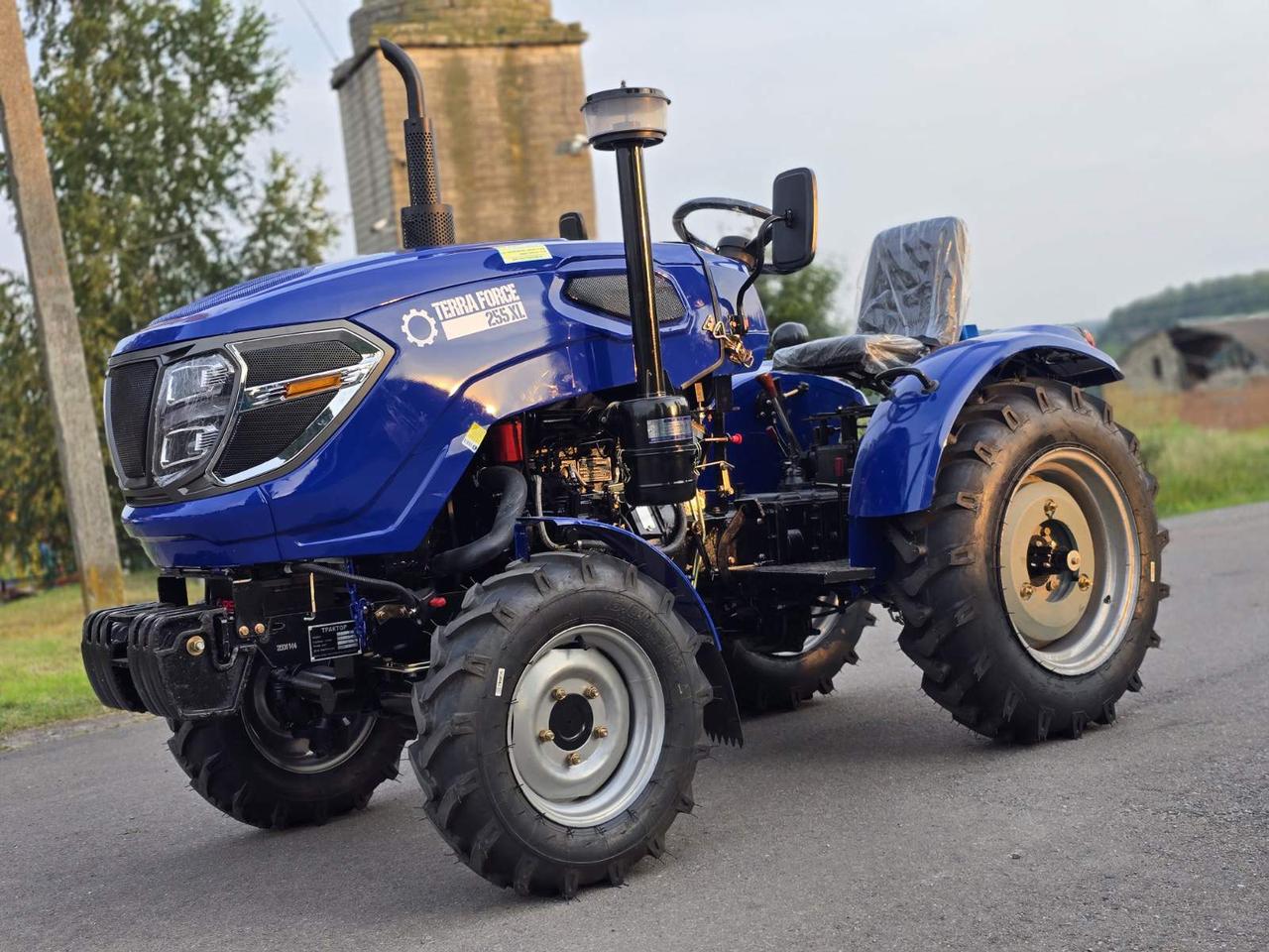 Мінітрактор TERRA FORCE 255X 4x4 - повнопривідний трактор із редукторними мостами, вага 1250 кг, колія 120 см