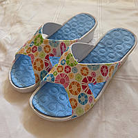 Шльопанці жіночі біло-блакитні з квітами, розміри в описі
