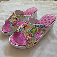 Шльопанці жіночі біло-рожеві з квітами, розміри в описі
